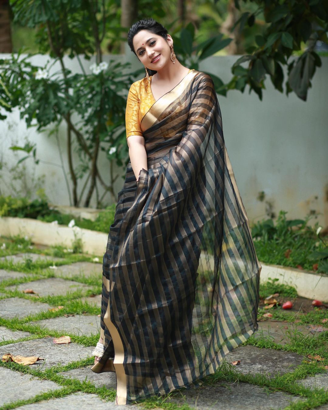 MALAYALAM ACTRESS MIYA GEORGE STILLS IN BLACK SAREE YELLOW BLOUSE